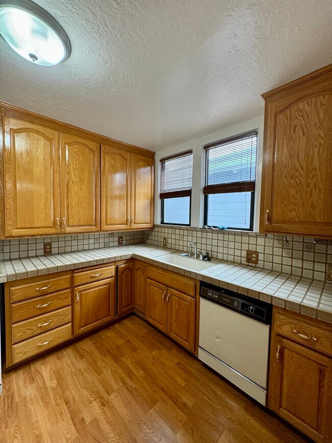 Building Photo - 615 Prague St