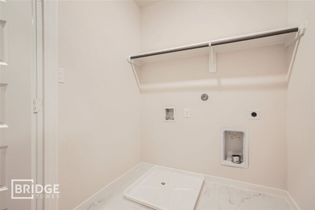 Building Photo - 33110 Oak Hts Pl