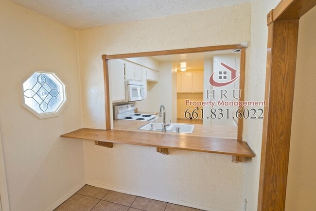 Building Photo - SW-Bakersfield. 3bed/2bath