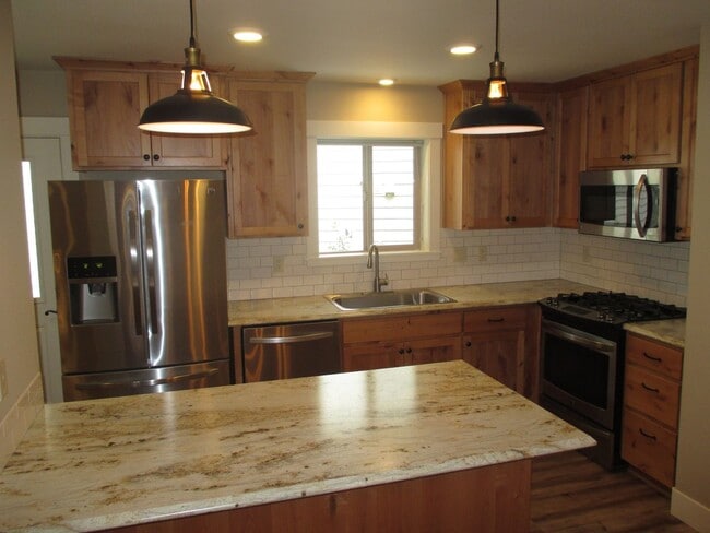 Building Photo - Beautiful Three Bedroom Downstairs Duplex