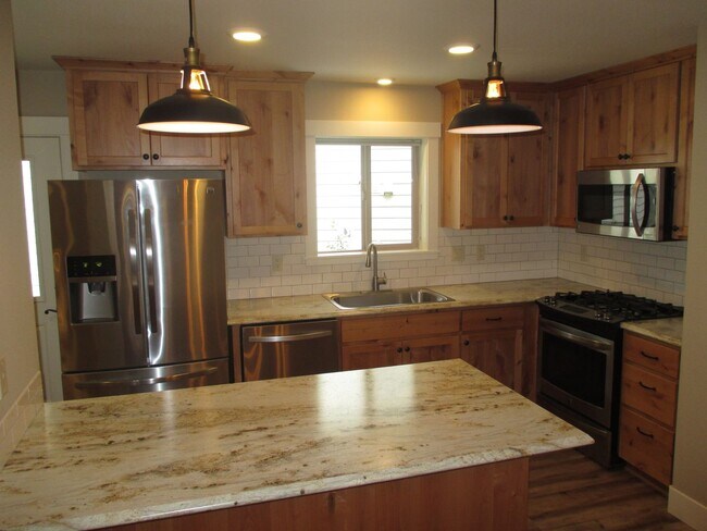 Building Photo - Beautiful Three Bedroom Duplex in South Salem