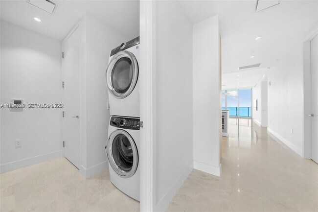 Building Photo - 15701 Collins Ave