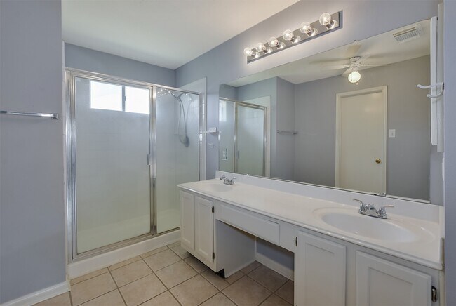 Building Photo - 855 Lake View Dr