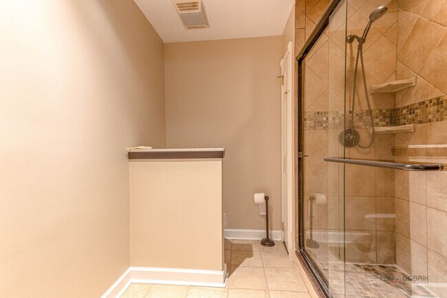 Building Photo - 203 Blossom Ct