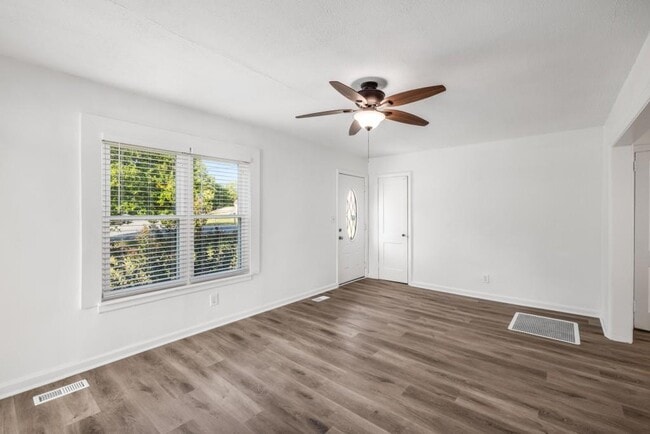 Building Photo - 1801 Crestridge Dr SE