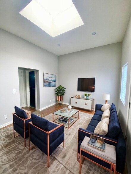 Building Photo - Sweet Spot Alert! Cozy 1 Bed in the Heart of LA