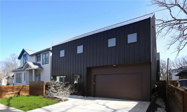Building Photo - 2108 Roslyn Ave