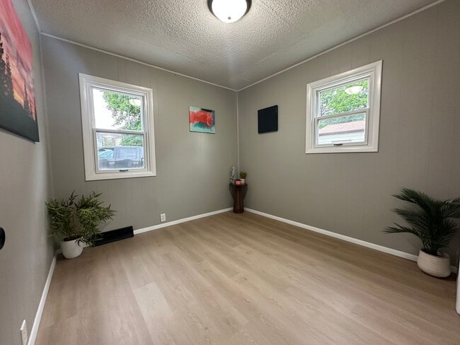 Building Photo - Renovated 2 bed, 1 bath home for rent in W...
