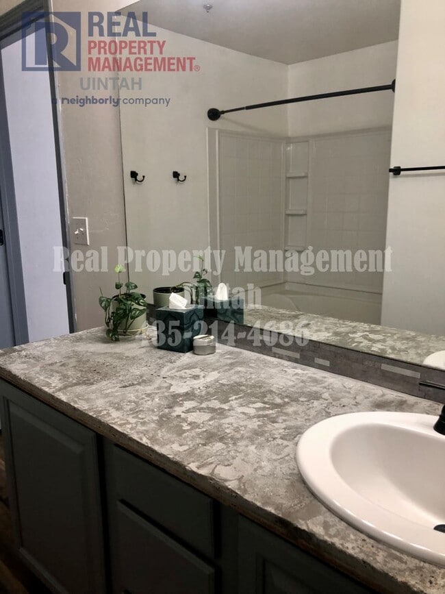 Building Photo - 3 Bed 2.5 Bath Townhome in Split Mountain.