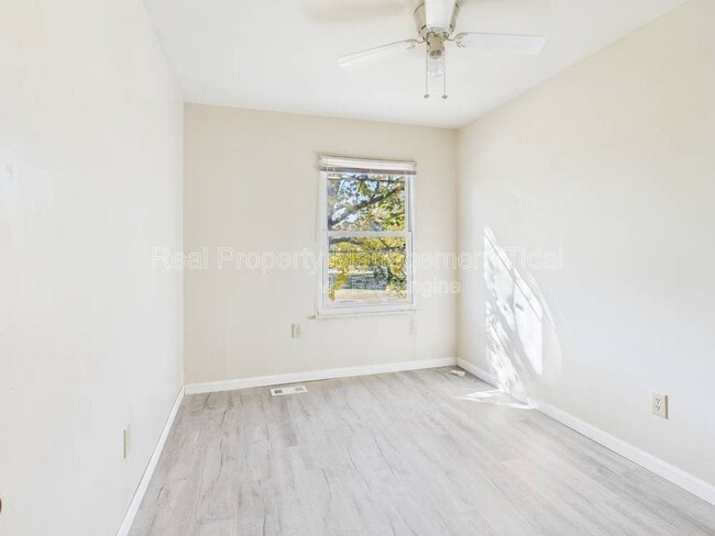 Building Photo - 1528 Darren Cir