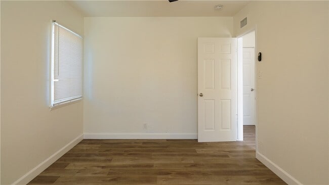 Building Photo - 1624 E Cedar St