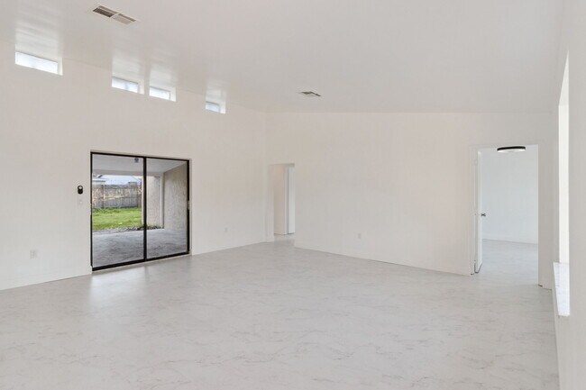 Building Photo - 527 Glade Ct