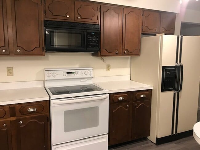 Building Photo - 3 bedroom/1.5 bath house in Seneca School ...