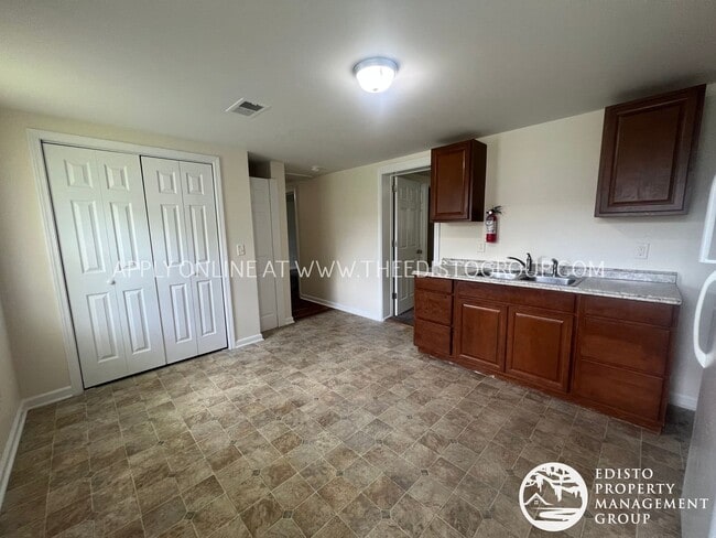 Building Photo - Charming 3BR Home with Screened Porch & Sp...