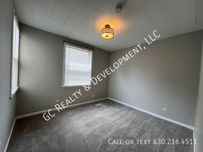 Building Photo - ***RIVERSIDE 1ST FLOOR UNIT / 2 BDRM - 1 B...