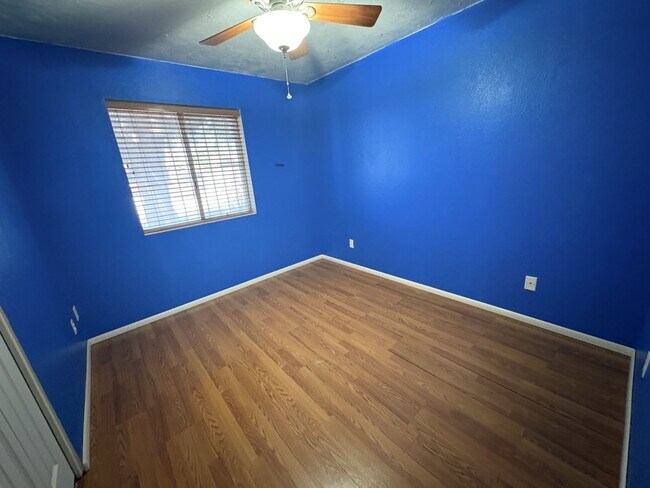 Building Photo - Convenient location in Midvale Park Close to all your needs