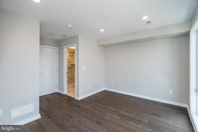 Building Photo - 1432 Clymer St
