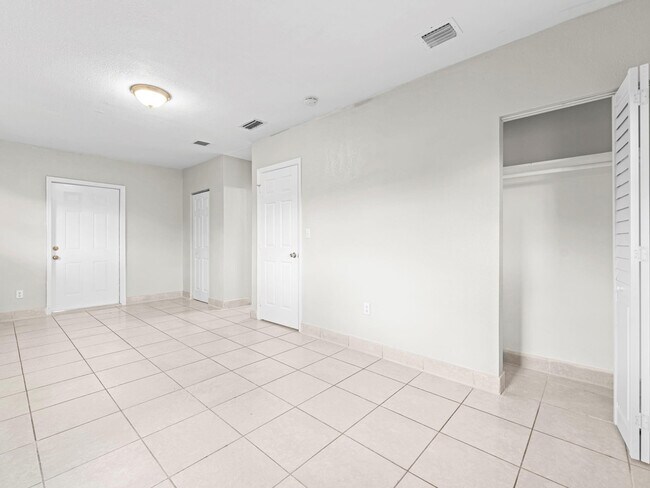 Building Photo - 21200 NE 12th Ct