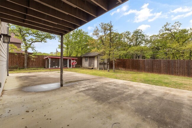 Building Photo - 3427 Lakewood Ln