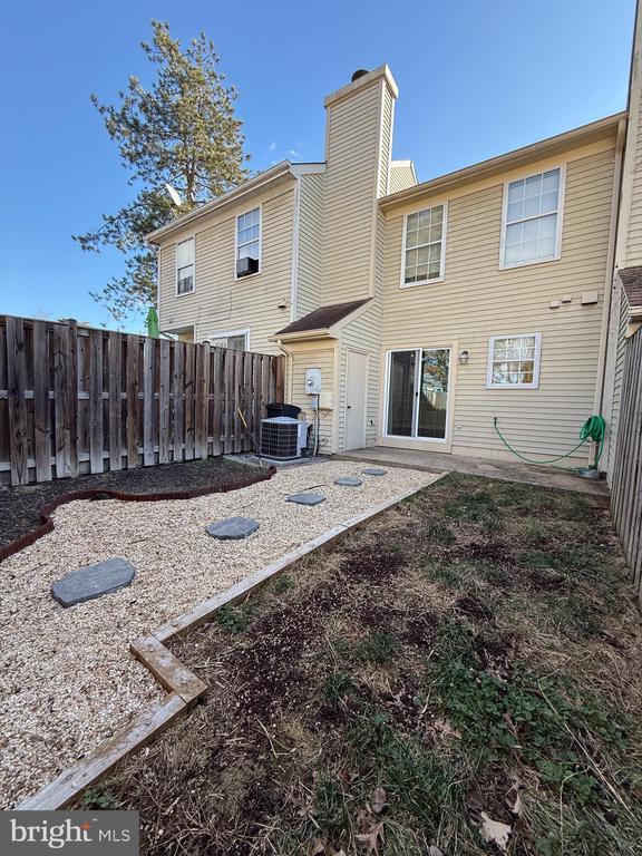 Building Photo - 8702 Village Green Ct