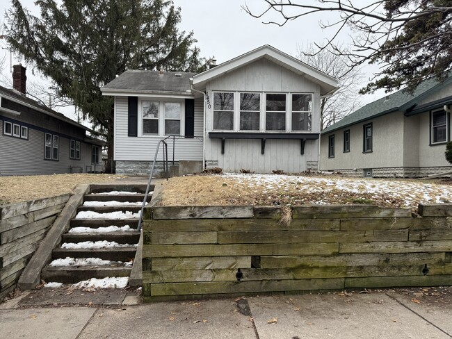Building Photo - 1450 Wellesley Ave