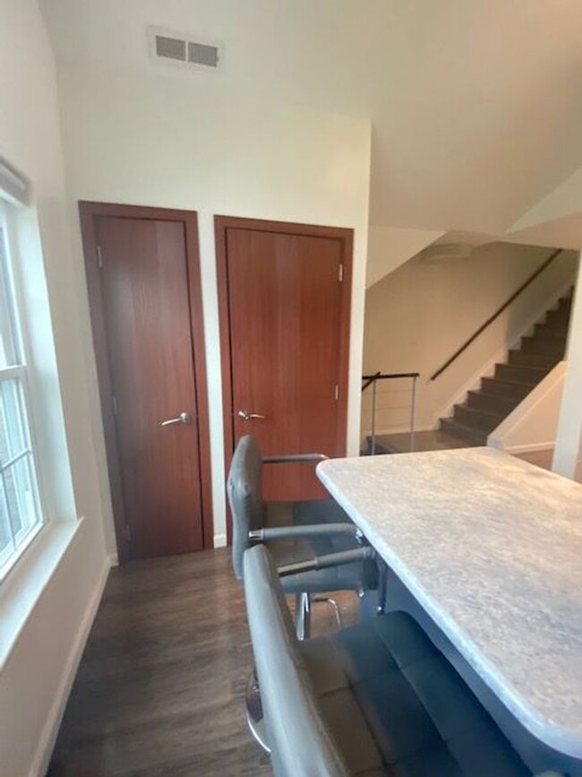 Building Photo - Two Bedroom Three Bathroom Condo in Hollan...