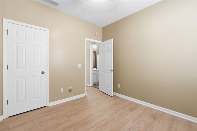 Building Photo - 726 Gardenside Cir SE