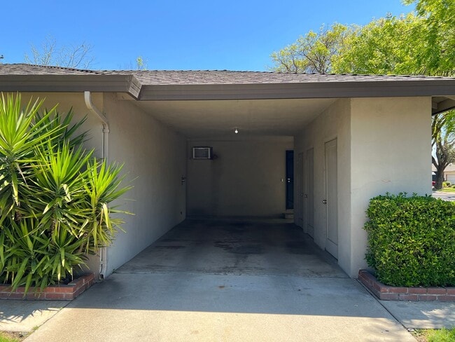Building Photo - Single story one bedroom unit with covered carport!