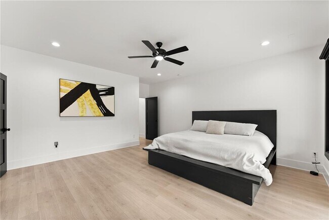 Building Photo - 151 S Pointe Dr