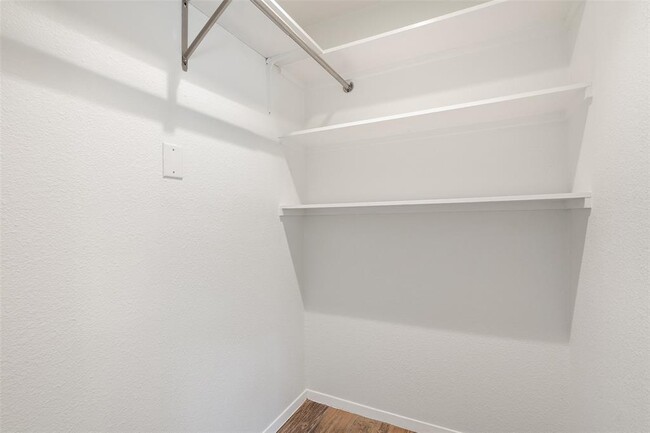 Building Photo - 5608 Cougar Dr