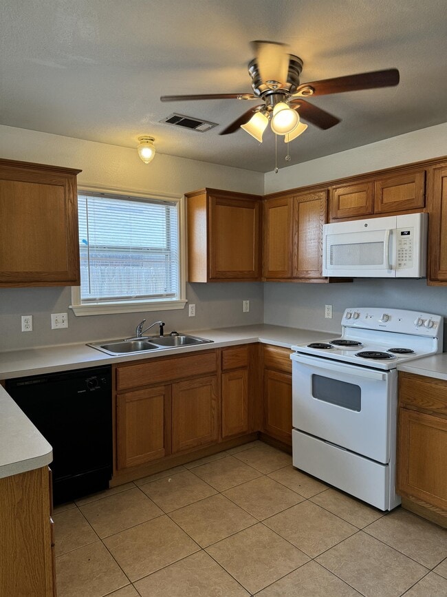 Building Photo - 1621 Rock Hollow Loop