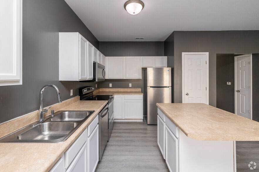 2BD, 2BA,880SF - Kitchen - Bluffton Park Apartments