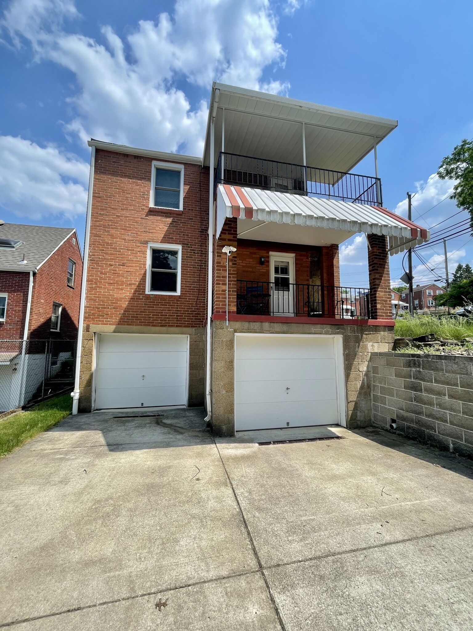 Left garage belongs to unit 1, right garage to unit 2. - 1453 Woodbine St