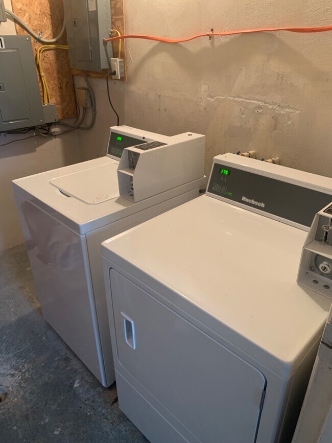 Building Photo - 2613 Chesterfield Ct