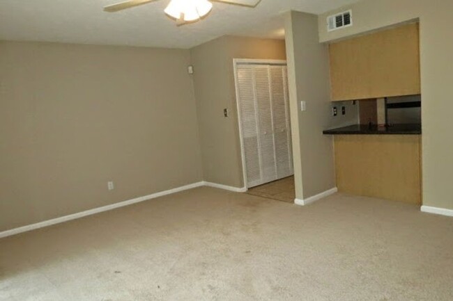 Building Photo - Beautiful 3 Bedroom Townhouse!