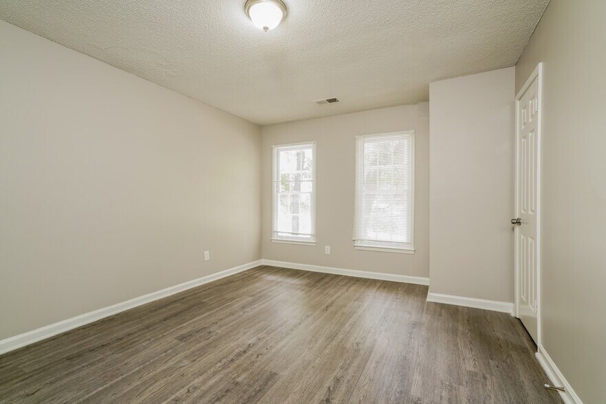 Building Photo - 3133 Glen Hollow Dr