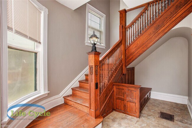 Building Photo - 2 br, 1 bath Triplex - 248 Henry Ave SE