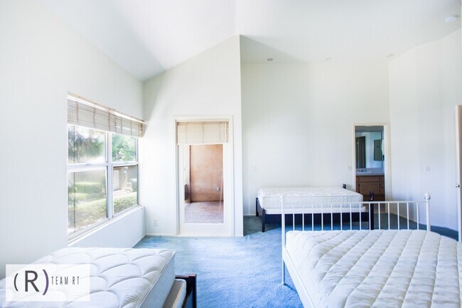 Building Photo - Fully Furnished 3be/3ba Home in Desirable ...