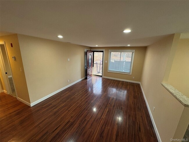 Building Photo - 12 Sagamore Hills Dr