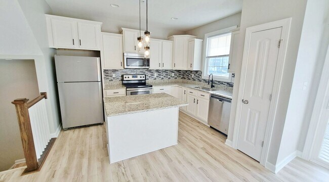 Building Photo - 3 Bed / 2-1/2 Bath Single Family Townhome ...