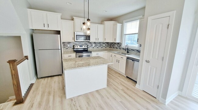 Building Photo - 3 Bed / 2-1/2 Bath Single Family Townhome w/1-Car Garage