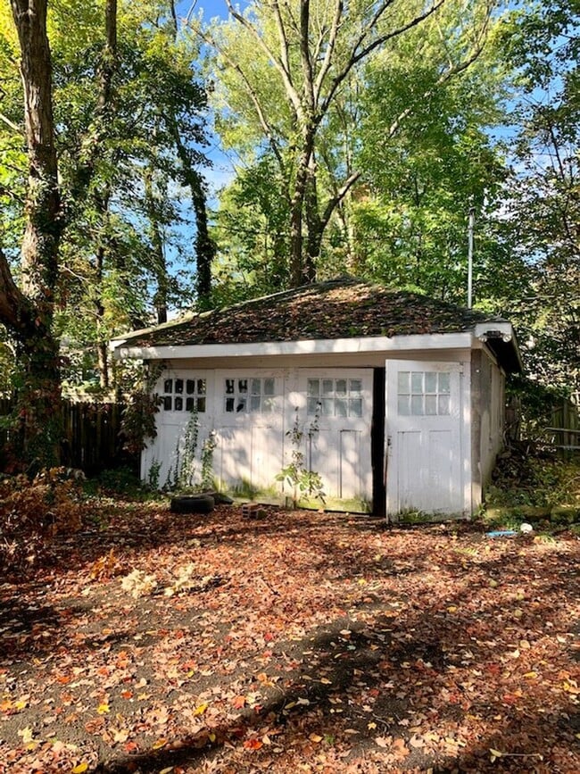 Building Photo - Huge House with Garage!