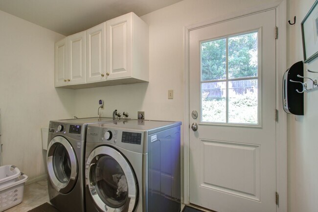 Building Photo - Cool Colonial in North Chevy Chase!