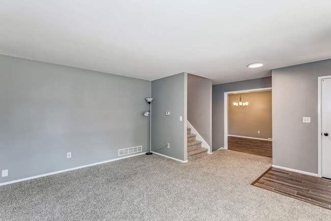 Building Photo - 873 E Greenway Ct