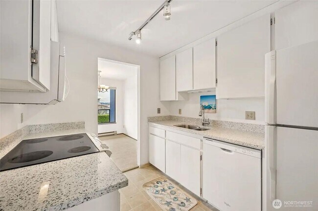 Building Photo - 2 Bed 1 Bath Des Moines Condo w/ Puget Sound Views!