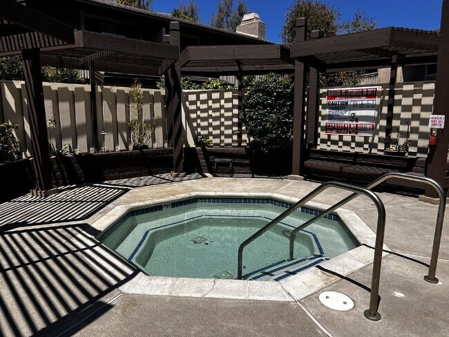 Building Photo - 4705 Birchwood Cir