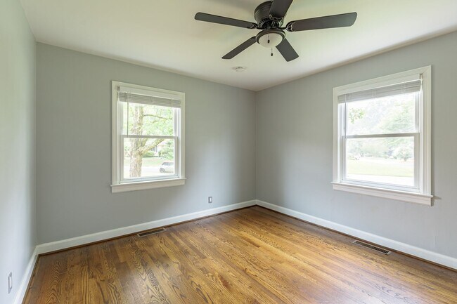 Building Photo - Spacious home located in a great neighborhood!