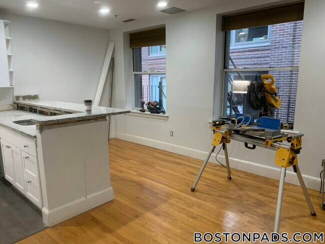 Building Photo - 140 Boylston St