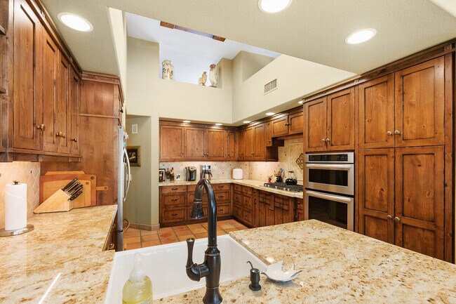 Building Photo - 76900 Avenida Fernando