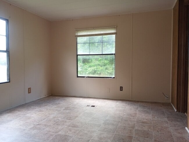 Building Photo - 3 Bedroom 2 Bathroom